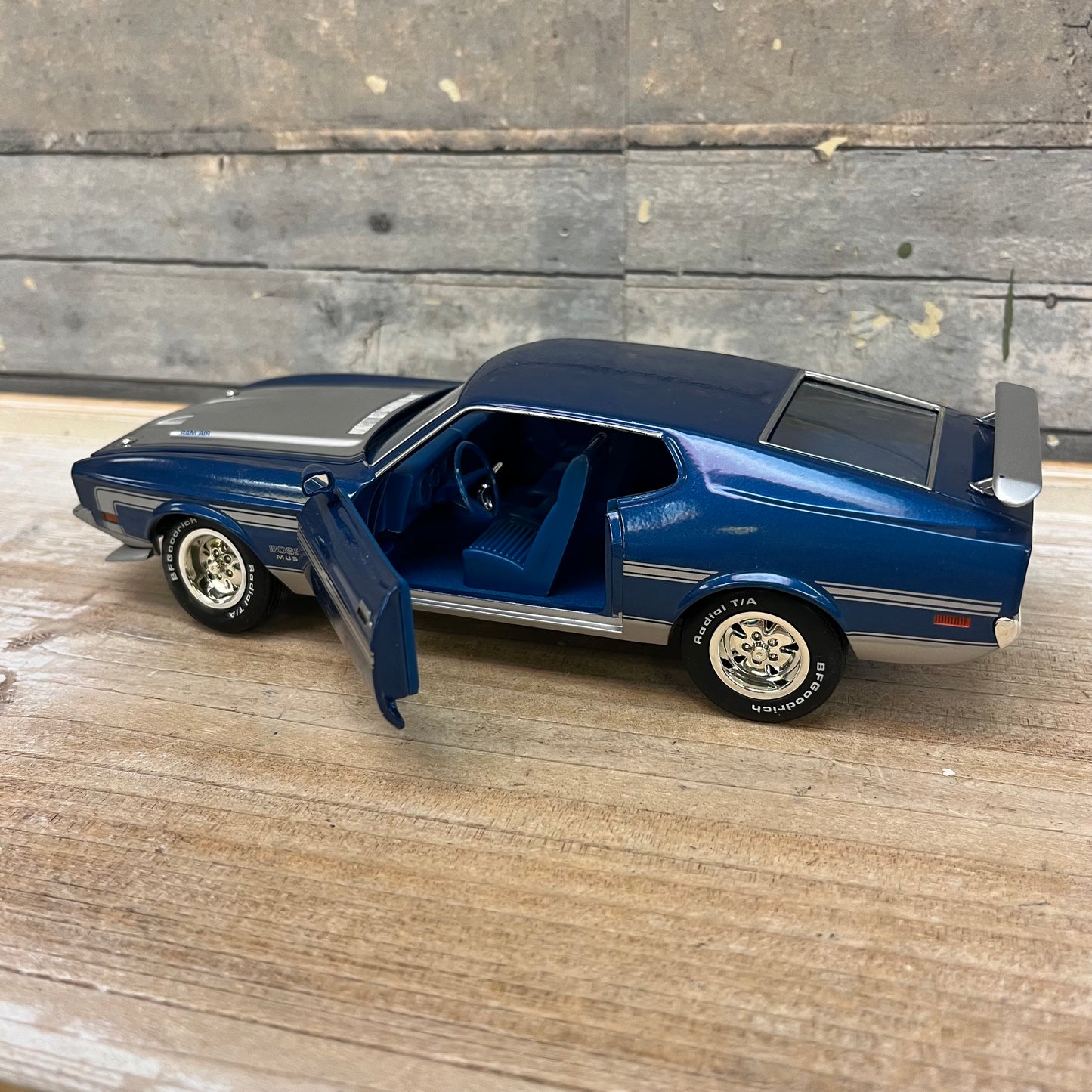 Testors Ford Mustang Boss 351 1971 1:24 Diecast Model, 2001