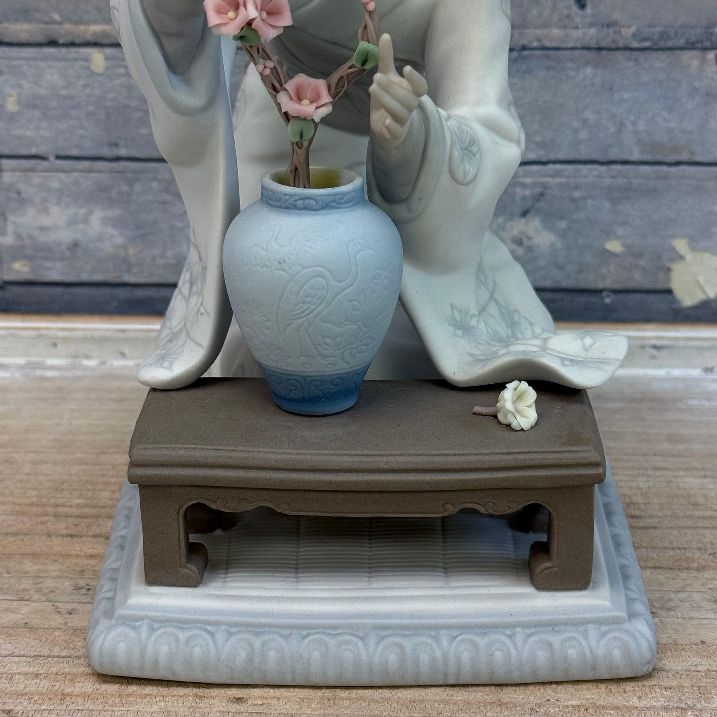 Lladró Japanese Girl Decorating Matte Porcelain Figurine
