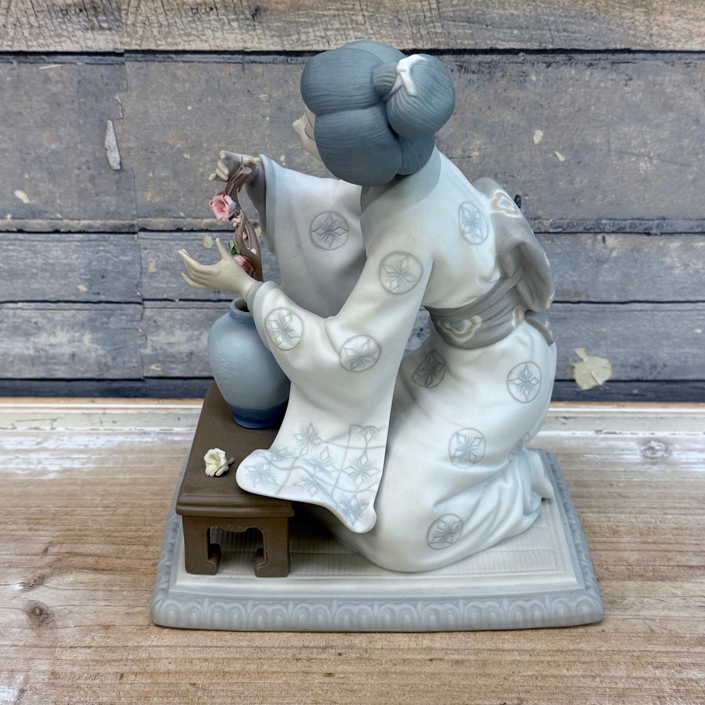 Lladró Japanese Girl Decorating Matte Porcelain Figurine