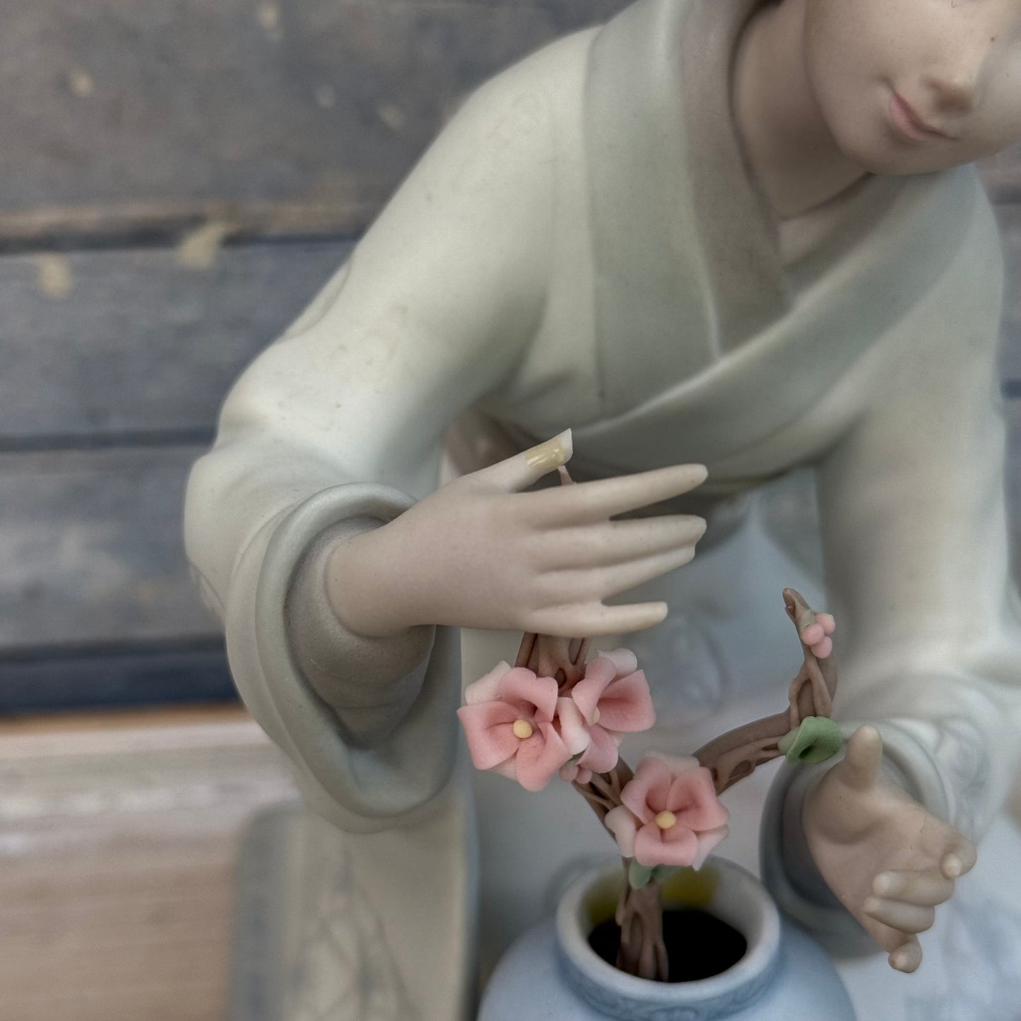 Lladró Japanese Girl Decorating Matte Porcelain Figurine
