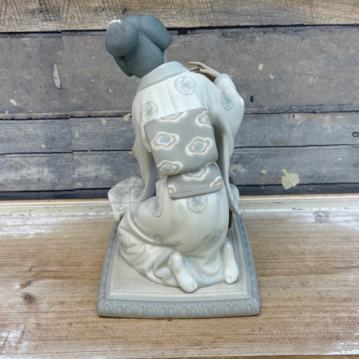 Lladró Japanese Girl Decorating Matte Porcelain Figurine