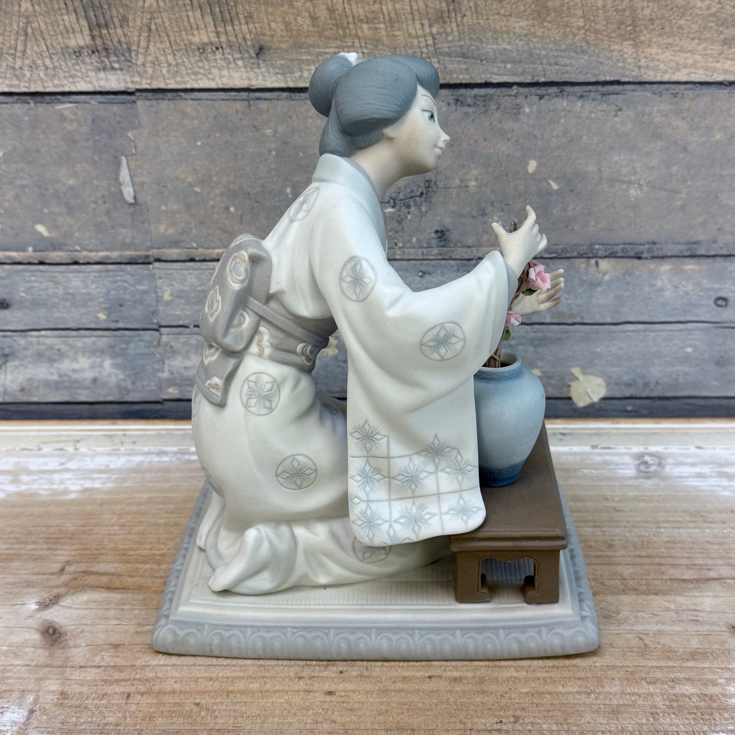 Lladró Japanese Girl Decorating Matte Porcelain Figurine