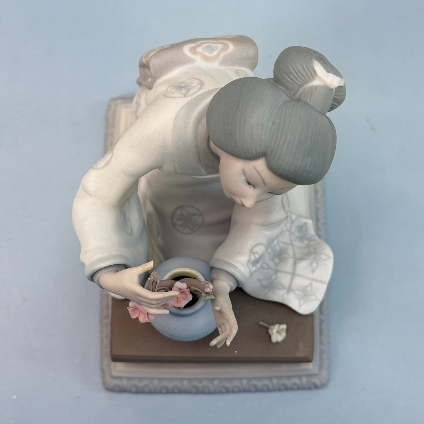 Lladró Japanese Girl Decorating Matte Porcelain Figurine