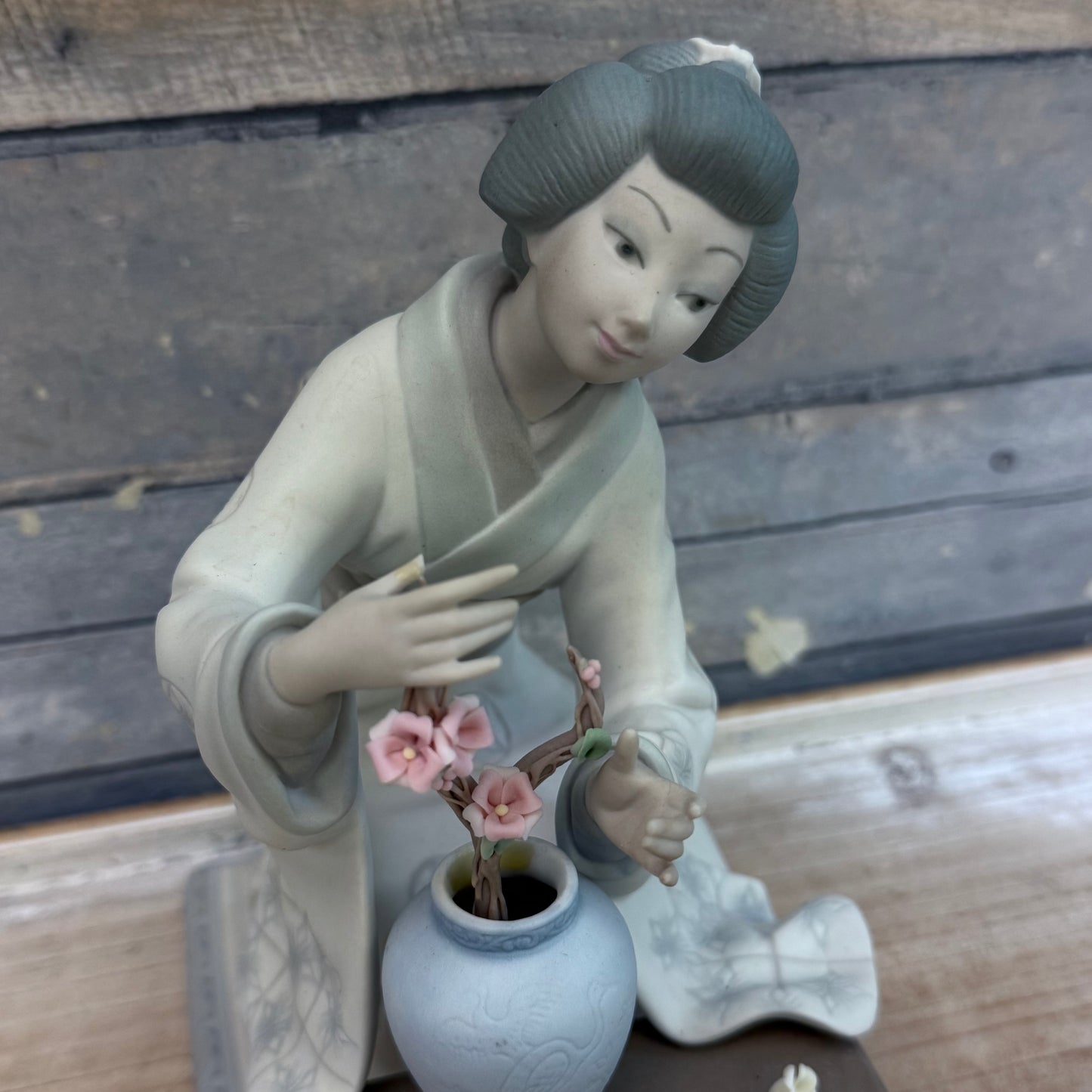 Lladró Japanese Girl Decorating Matte Porcelain Figurine