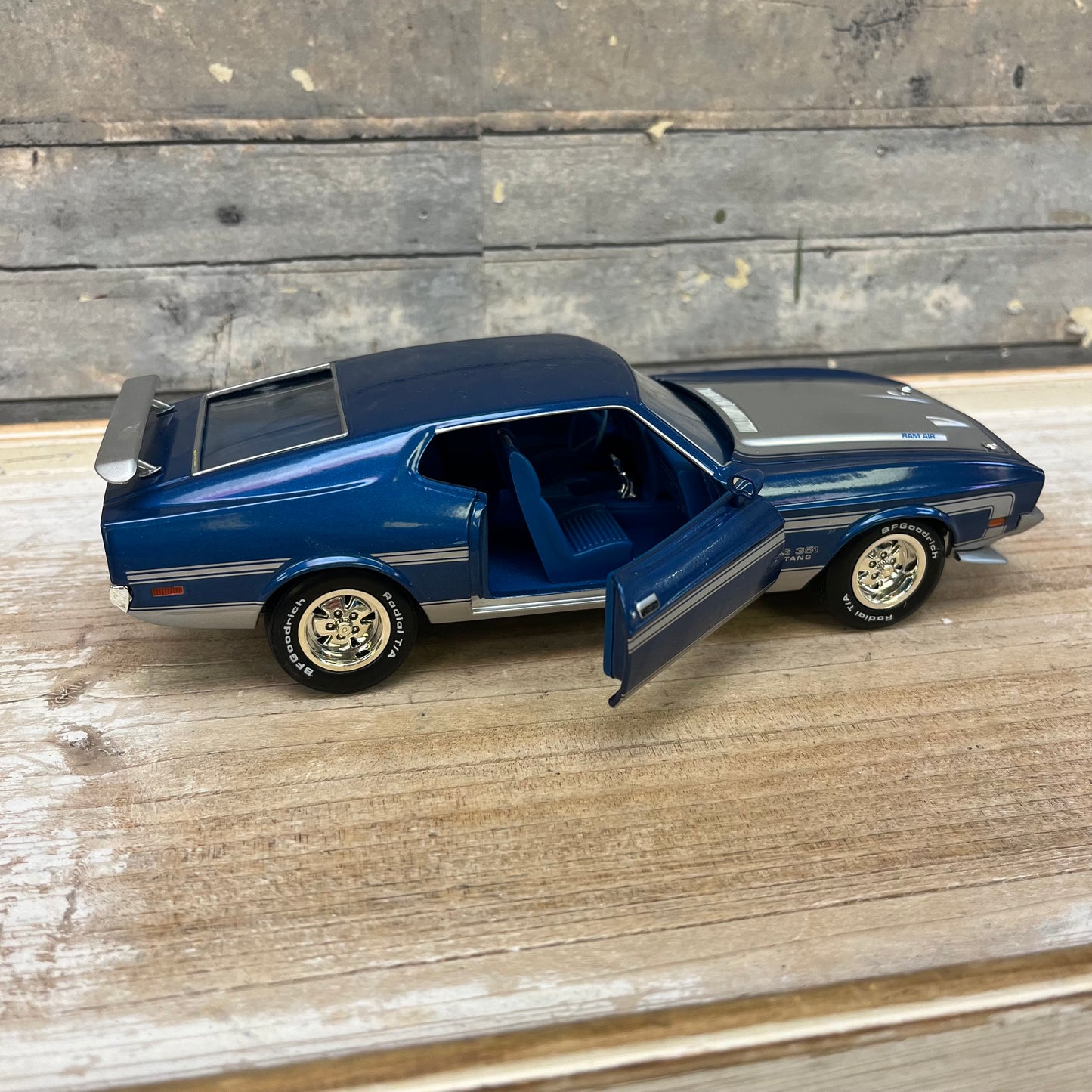 Testors Ford Mustang Boss 351 1971 1:24 Diecast Model, 2001