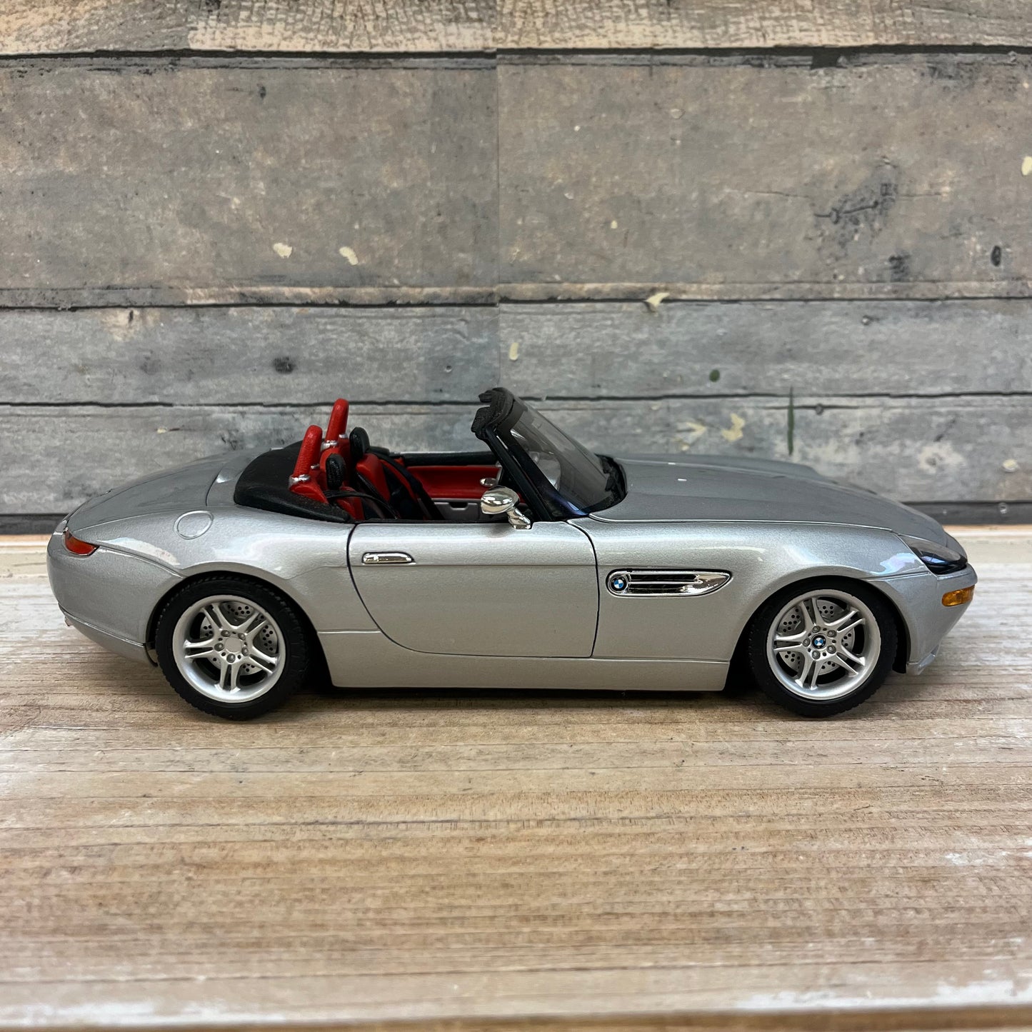 Burago BMW Z8 1:18 Diecast Model