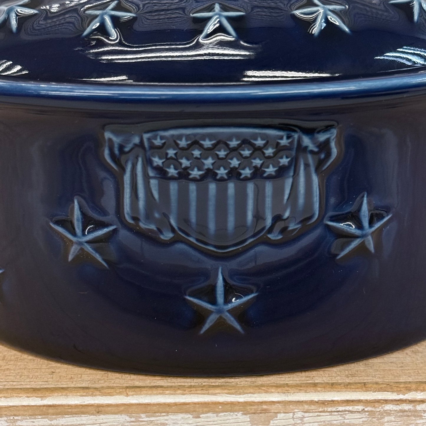 Longaberger American Eagle Lidded Casserole Dish USA, 2002