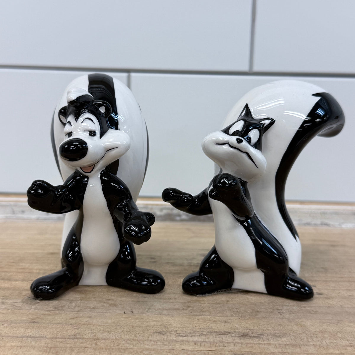 Pepe Le Pew Penelope Salt Pepper Shakers Warner Bros 1997