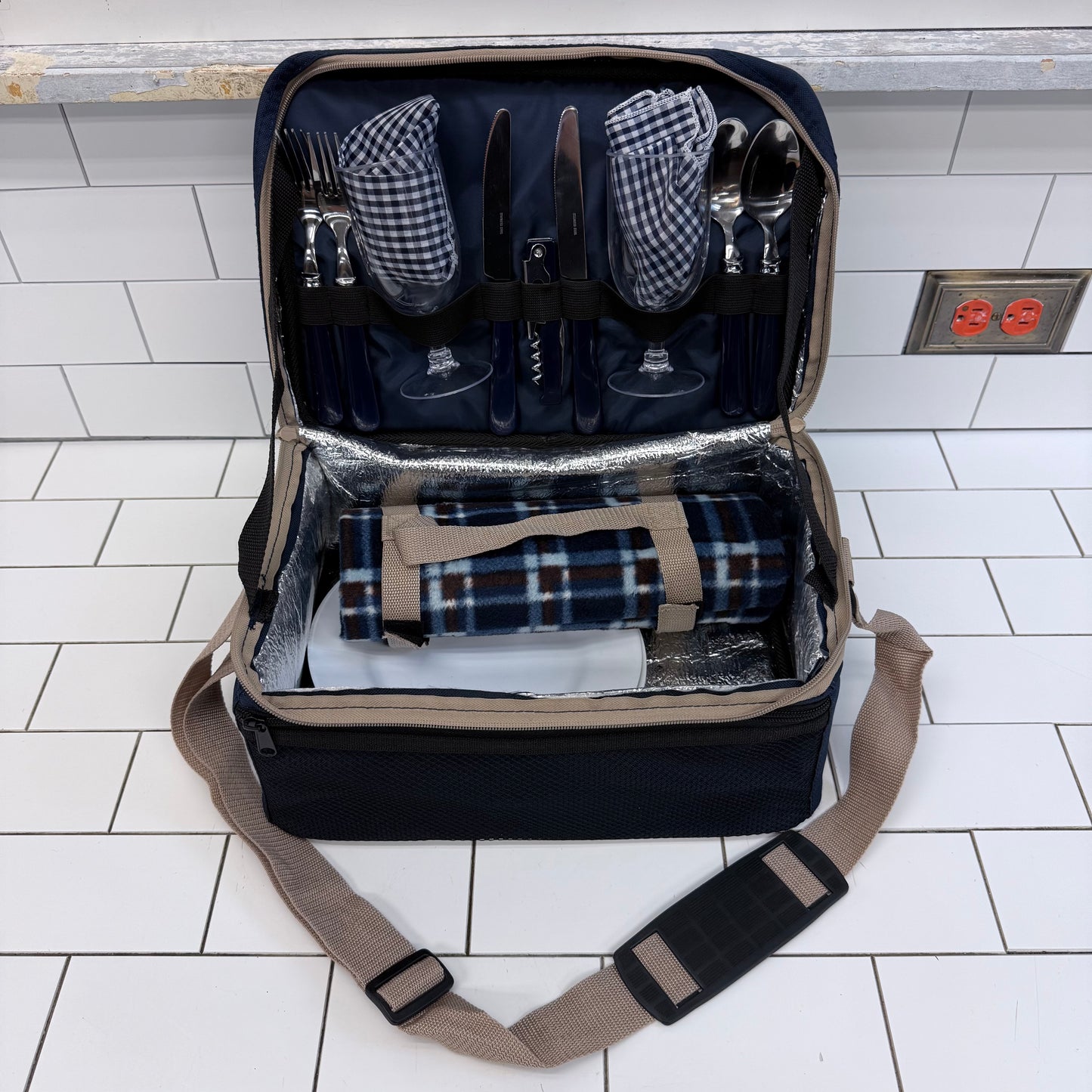 Insulated Picnic Bag Dinnerware Set for 2 with Blanket 15 Pieces