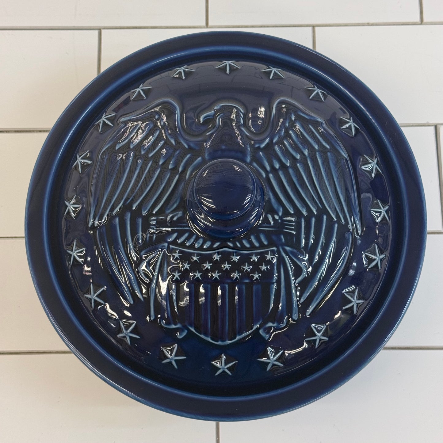 Longaberger American Eagle Lidded Casserole Dish USA, 2002