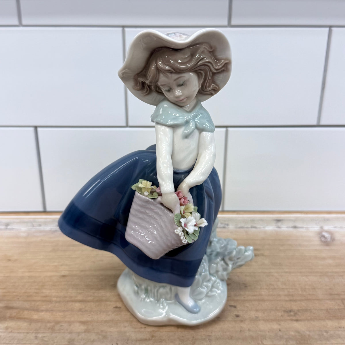 Lladró Spring Basket #5223 Girl Porcelain Figurine Spain 1984