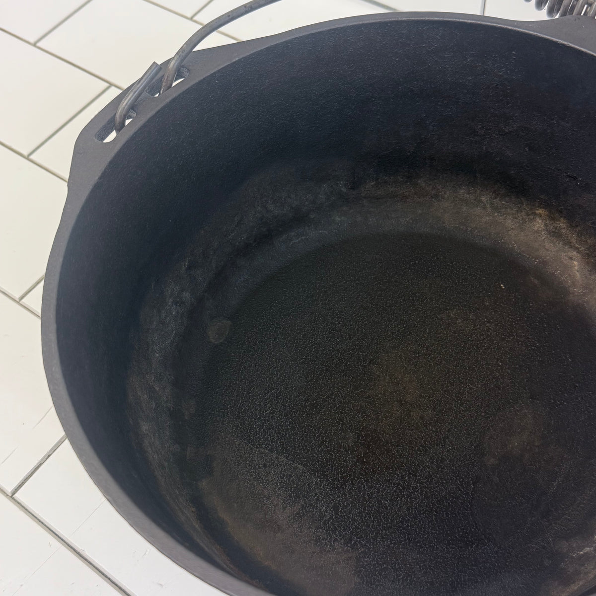 Lodge #8DO Cast Iron Camp Dutch Oven with Lid