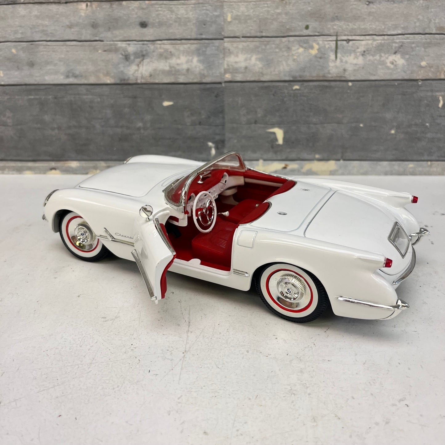 ERTL Chevrolet Corvette 1953 1:18 Die-Cast Model