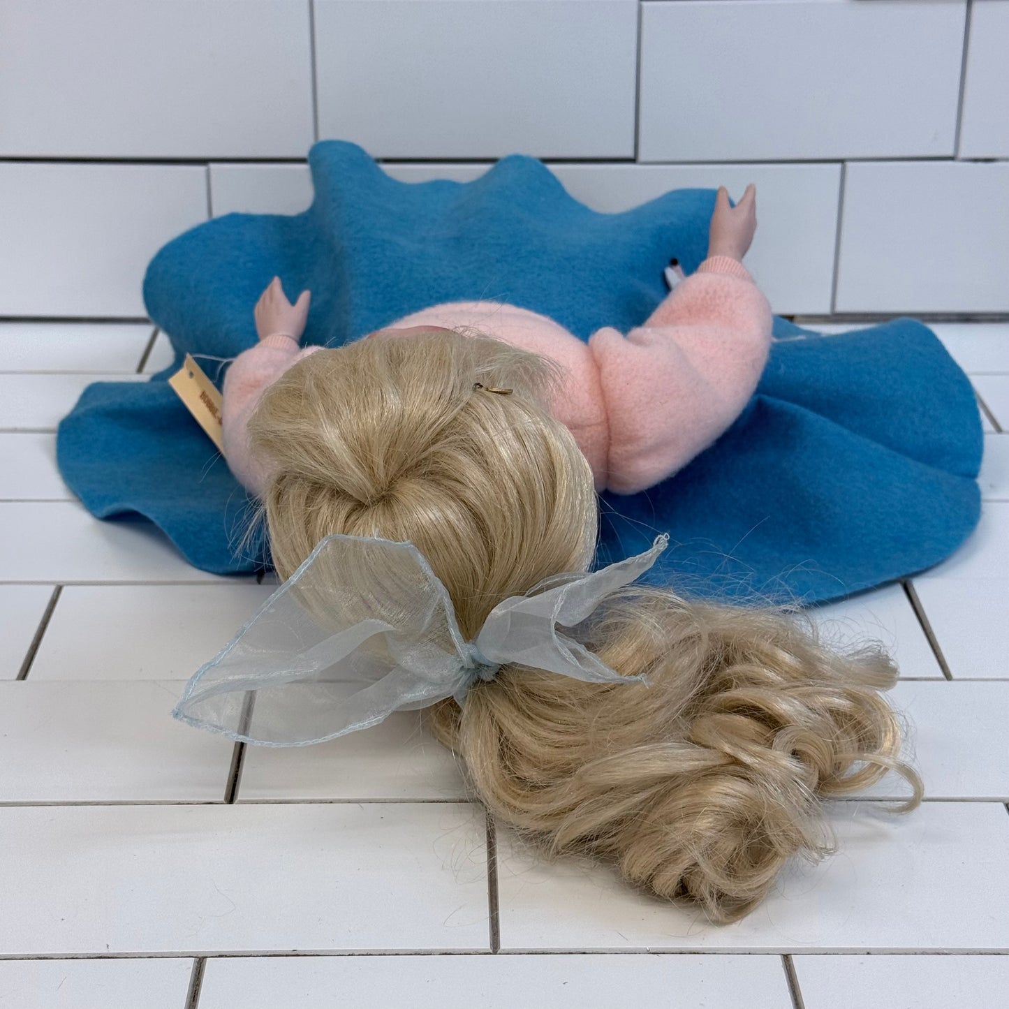 Dynasty Bobbie Musical Poseable Porcelain Doll #D617.00 Box