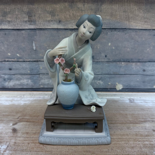 Lladró Japanese Girl Decorating Matte Porcelain Figurine