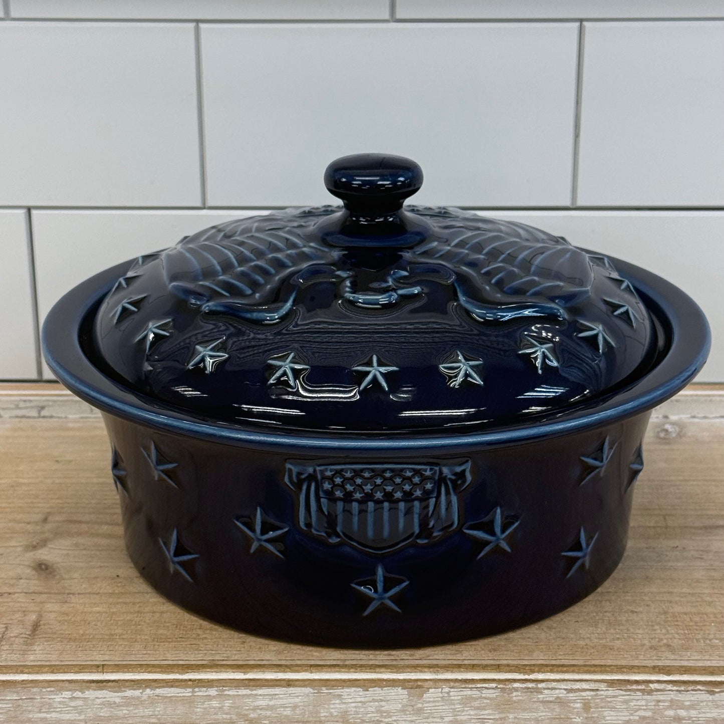 Longaberger American Eagle Lidded Casserole Dish USA, 2002