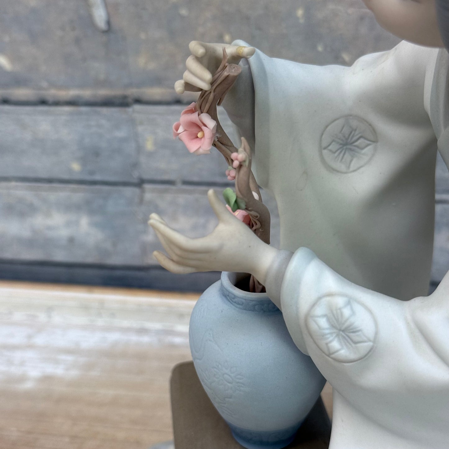 Lladró Japanese Girl Decorating Matte Porcelain Figurine