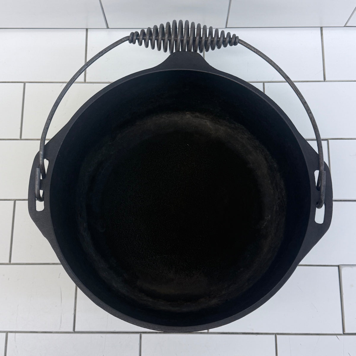 Lodge #8DO Cast Iron Camp Dutch Oven with Lid
