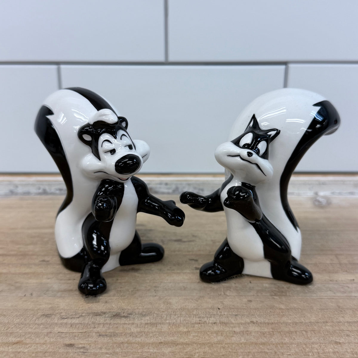 Pepe Le Pew Penelope Salt Pepper Shakers Warner Bros 1997