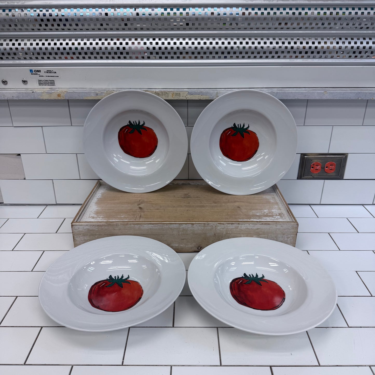 Crate & Barrel Tomato Pasta Bowls Set of 4 Ceramic Dinnerware