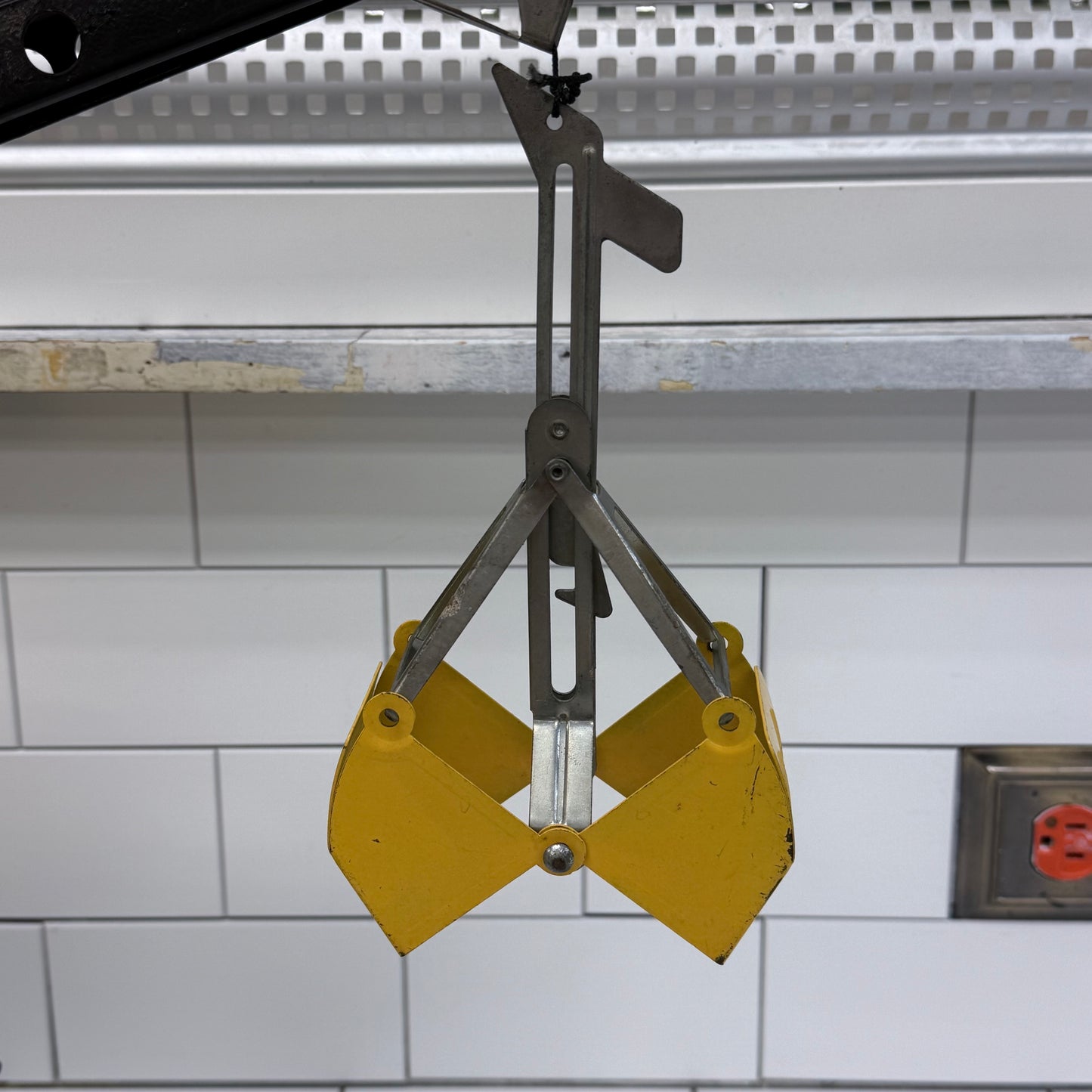 Tonka Turbo Diesel XMB-975 Clam Bucket Crane