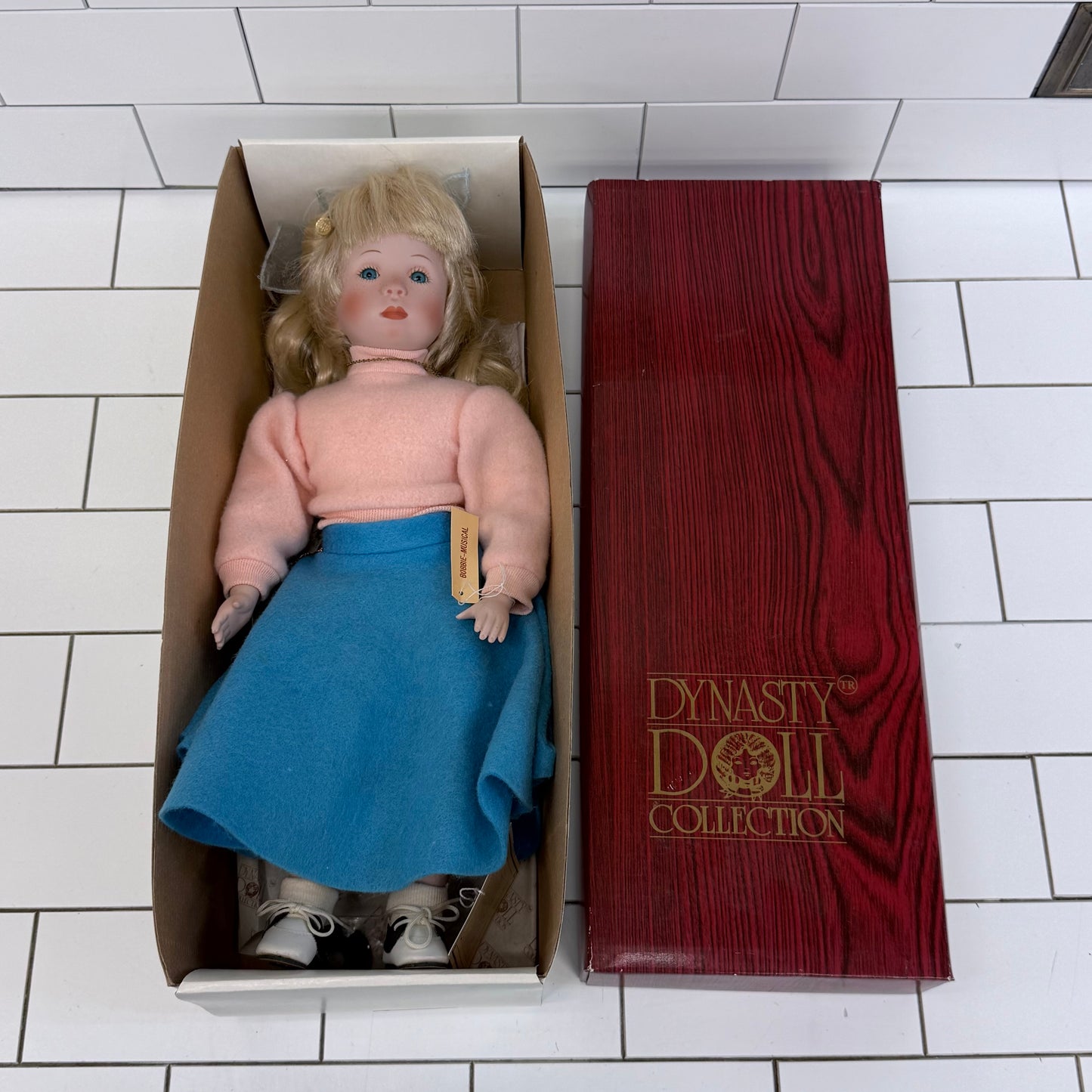Dynasty Bobbie Musical Poseable Porcelain Doll #D617.00 Box