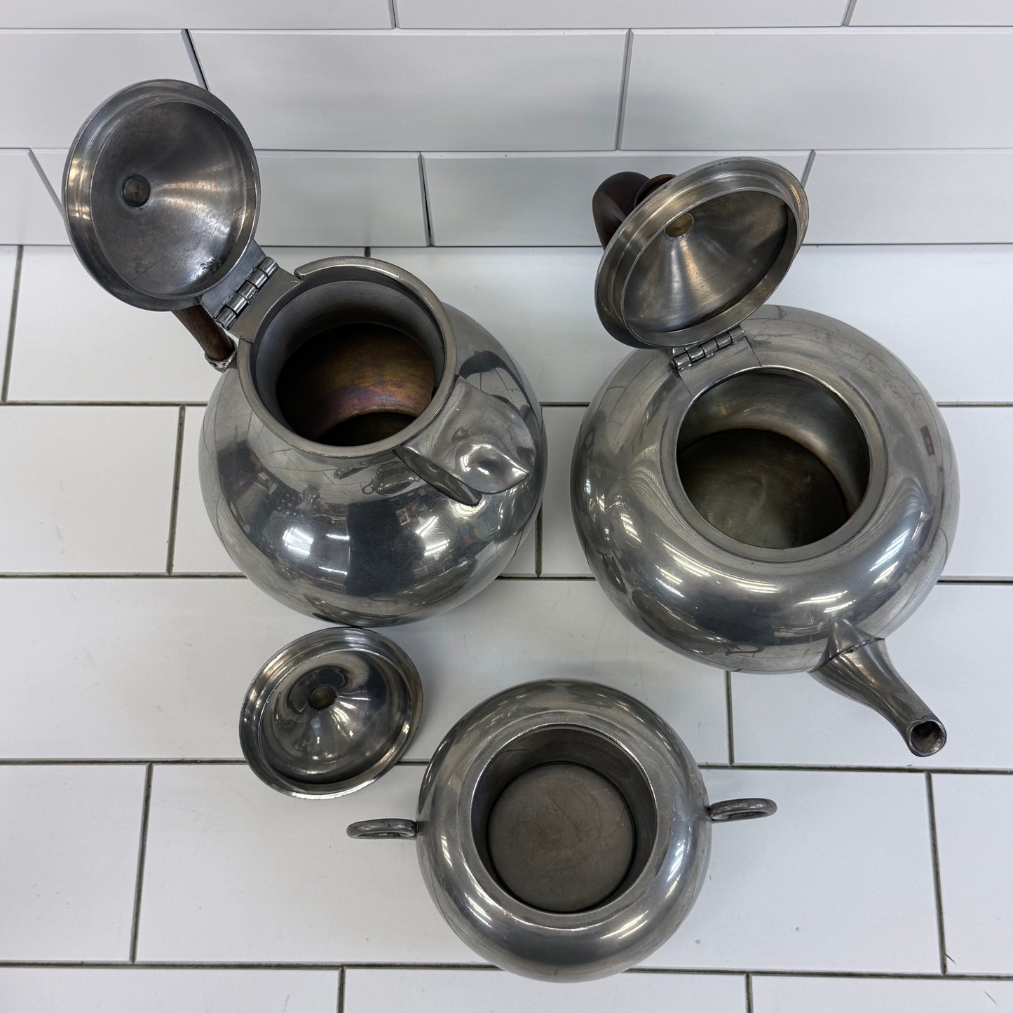 Les Étains de Paris Beverage Service Selection