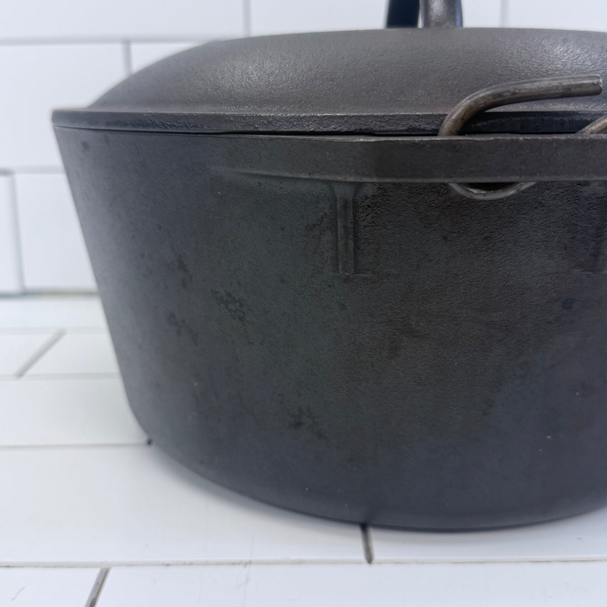 Lodge #8DO Cast Iron Camp Dutch Oven with Lid