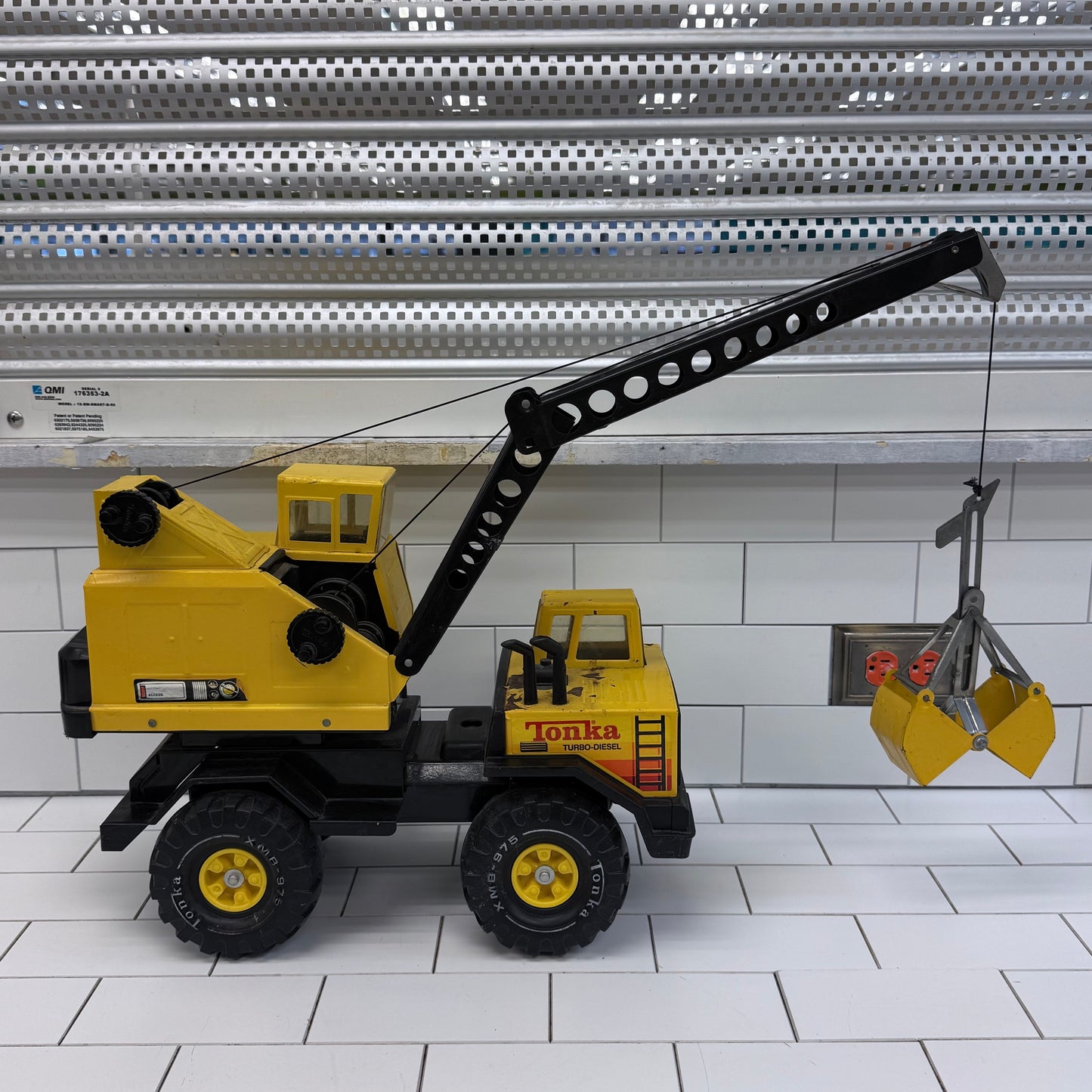Tonka Turbo Diesel XMB-975 Clam Bucket Crane