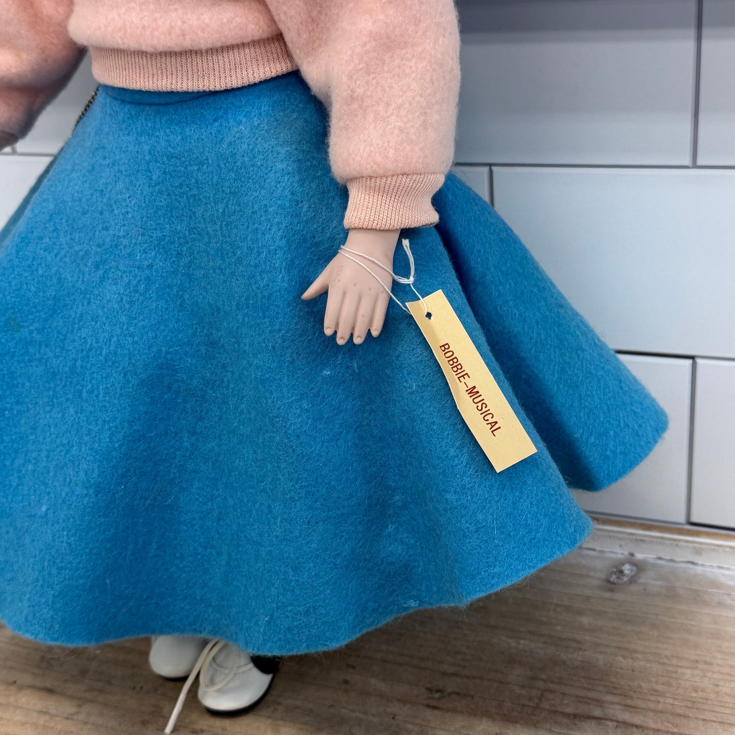 Dynasty Bobbie Musical Poseable Porcelain Doll #D617.00 Box