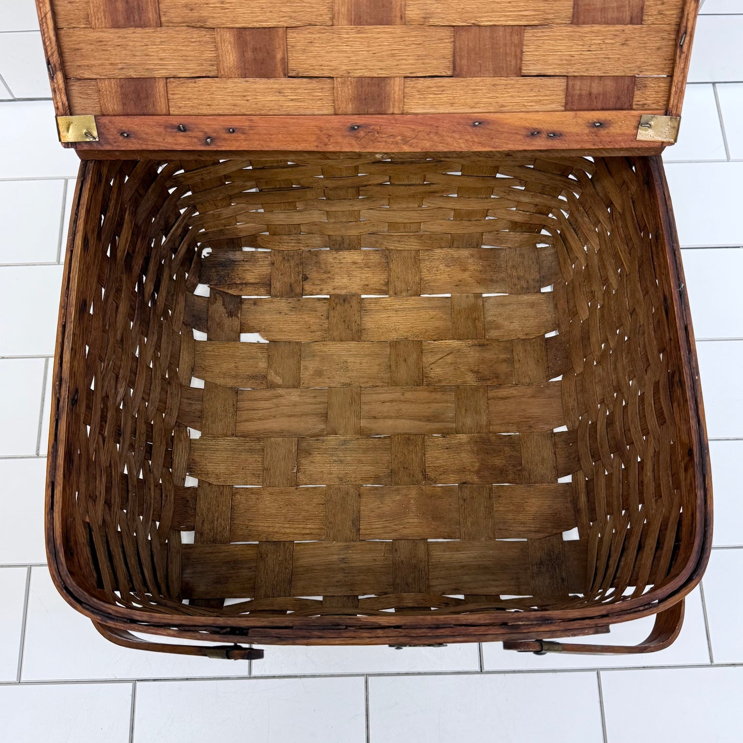 Picnic Basket with Pie Tray, Wicker
