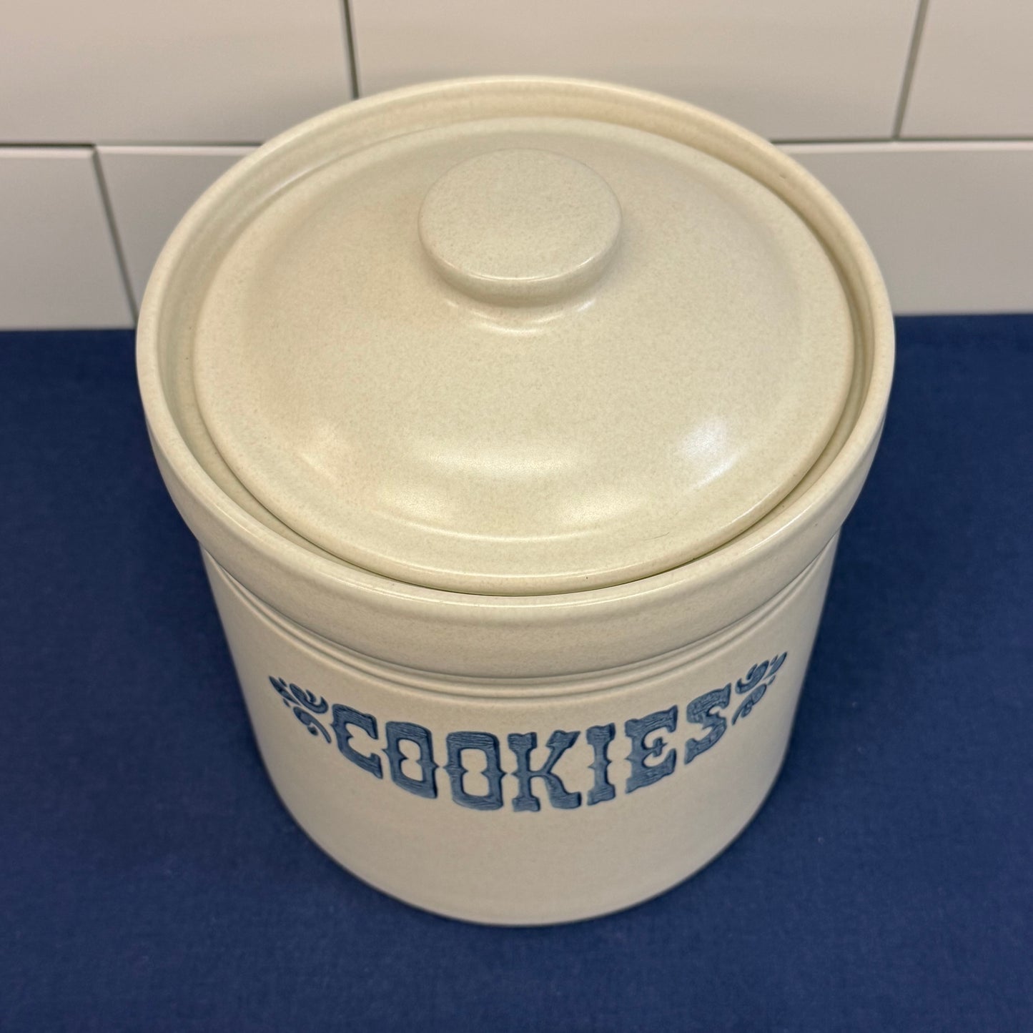Pfaltzgraff Yorktowne Cookie Jar #508 Stoneware USA Vintage 1970s