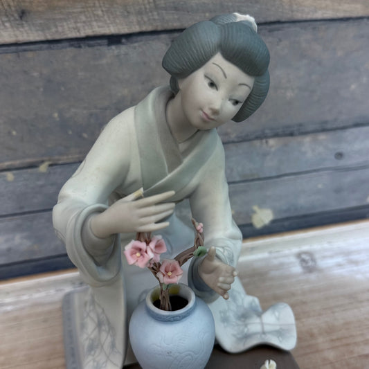 Lladró Japanese Girl Decorating Matte Porcelain Figurine