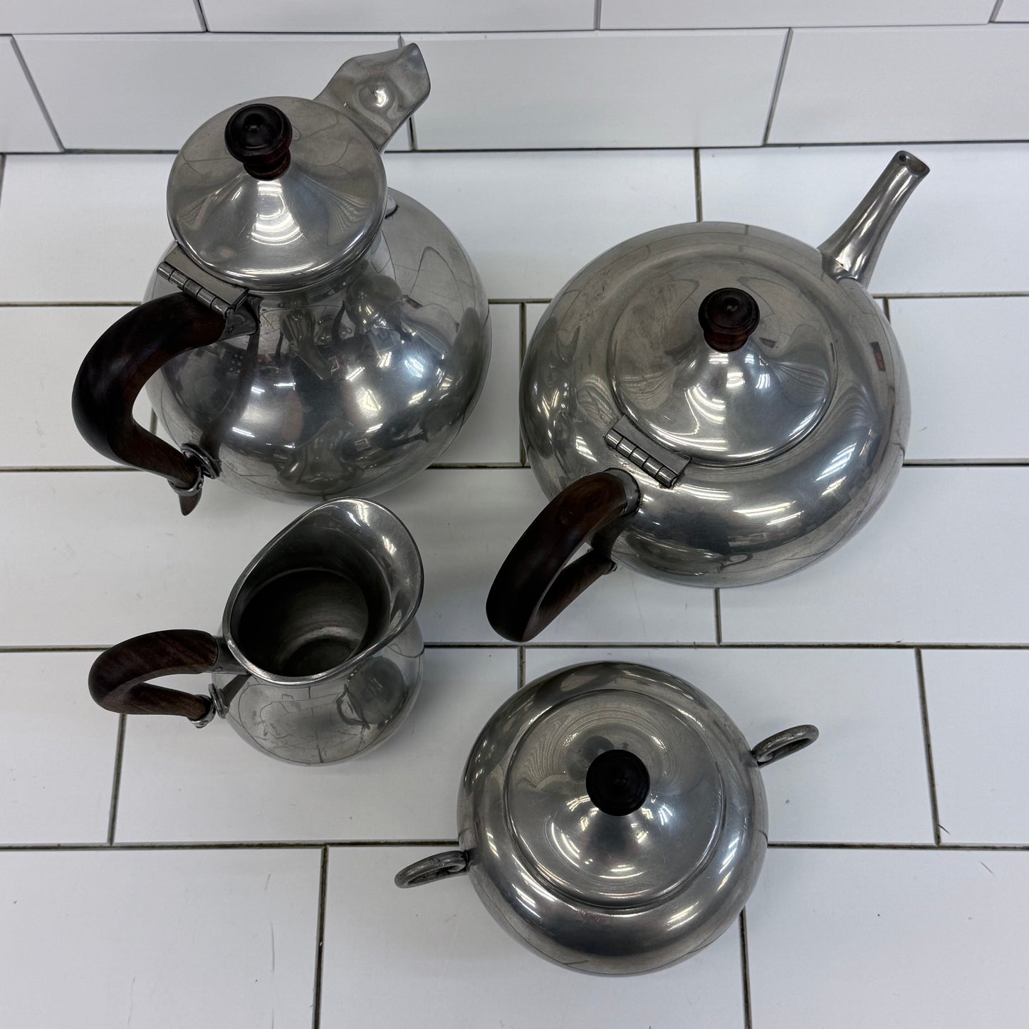 Les Étains de Paris Beverage Service Selection