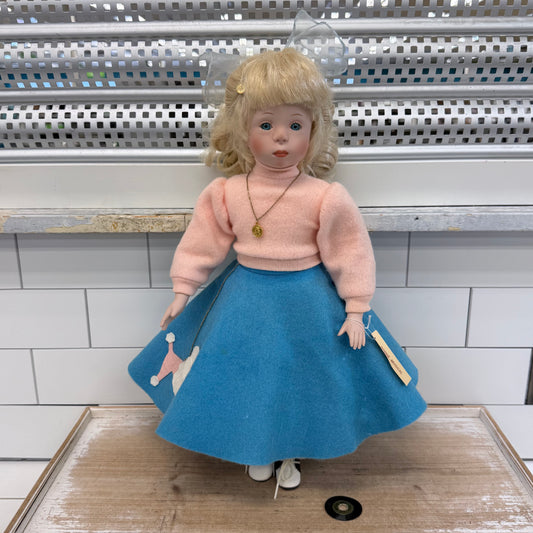 Dynasty Bobbie Musical Poseable Porcelain Doll #D617.00 Box