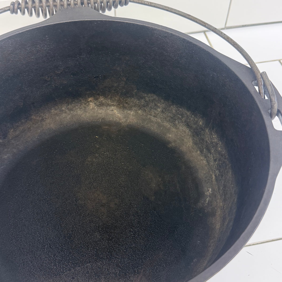 Lodge #8DO Cast Iron Camp Dutch Oven with Lid