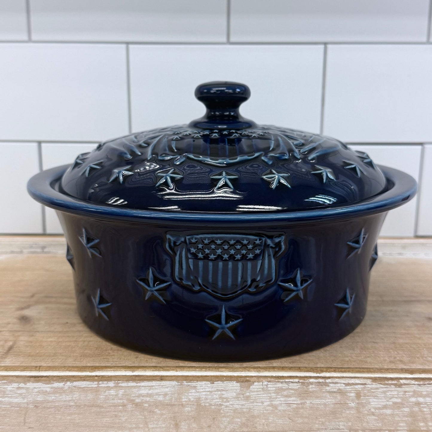 Longaberger American Eagle Lidded Casserole Dish USA, 2002