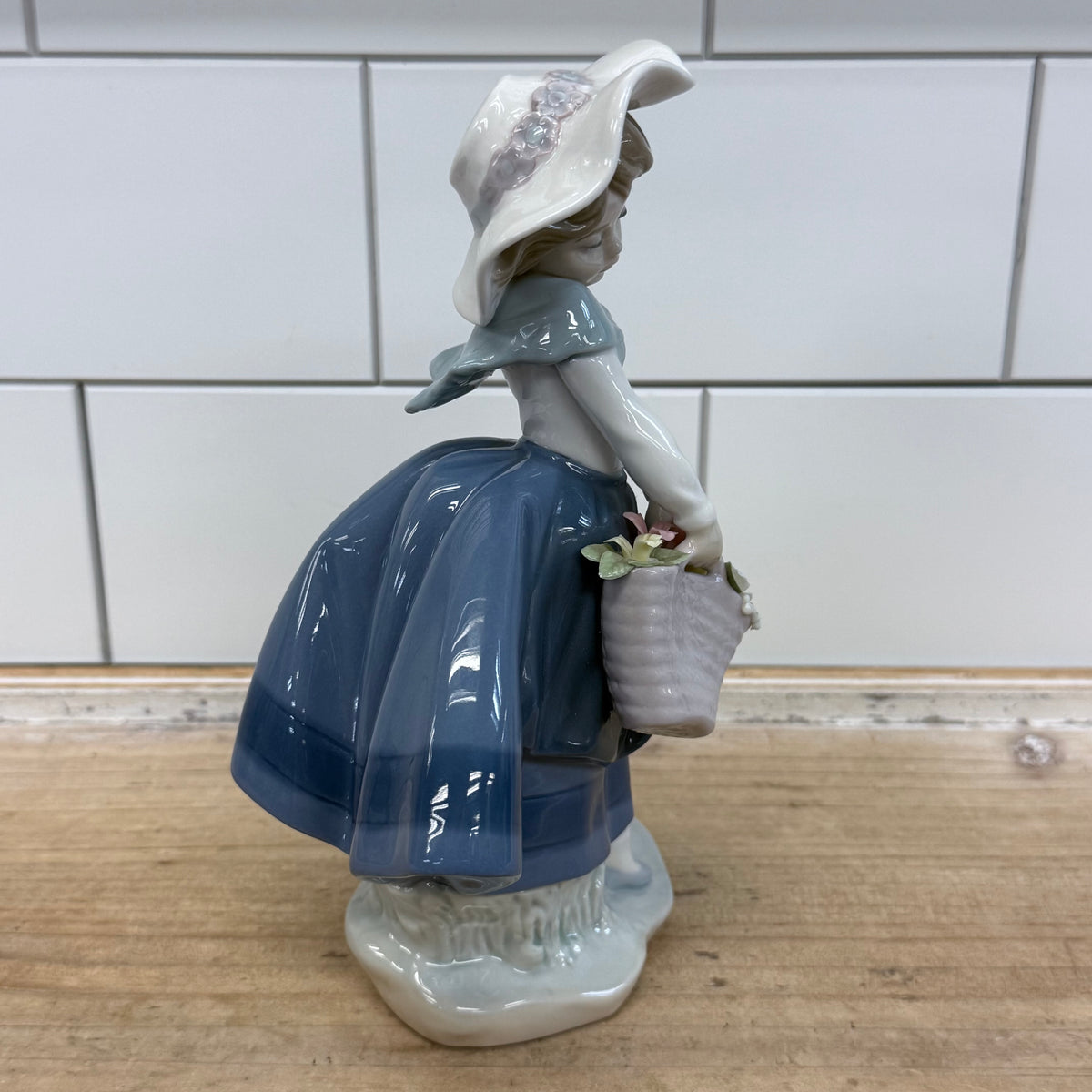 Lladró Spring Basket #5223 Girl Porcelain Figurine Spain 1984