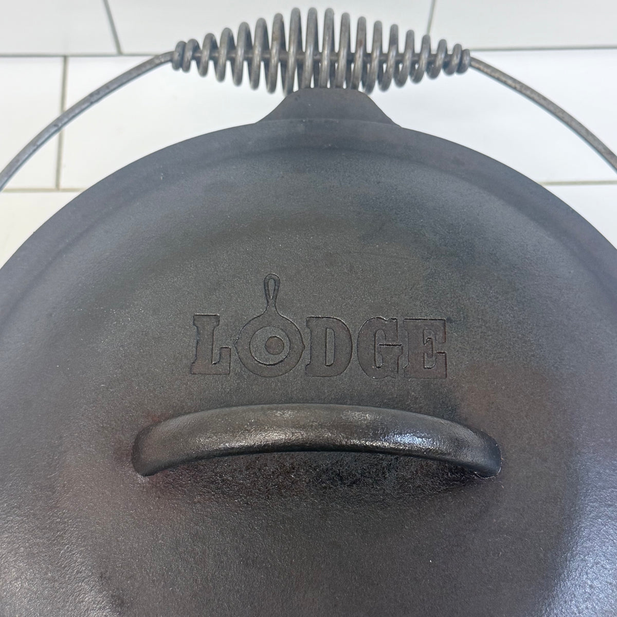 Lodge #8DO Cast Iron Camp Dutch Oven with Lid
