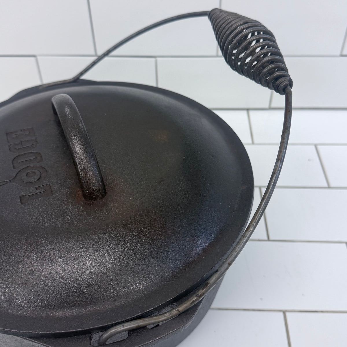 Lodge #8DO Cast Iron Camp Dutch Oven with Lid